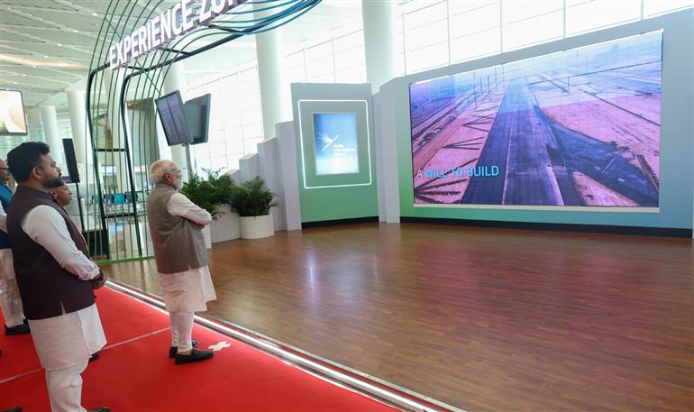 प्रधानमंत्री श्री नरेन्द्र मोदी 28 मार्च, 2026 को उत्तर प्रदेश के जेवर स्थित नोएडा अंतर्राष्ट्रीय हवाई अड्डे के टर्मिनल भवन का निरीक्षण करते हुए।