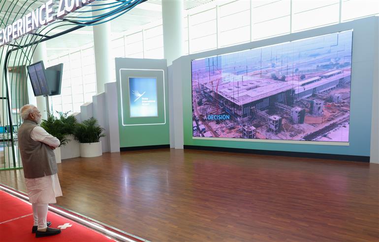 प्रधानमंत्री श्री नरेन्द्र मोदी 28 मार्च, 2026 को उत्तर प्रदेश के जेवर स्थित नोएडा अंतर्राष्ट्रीय हवाई अड्डे के टर्मिनल भवन का निरीक्षण करते हुए।