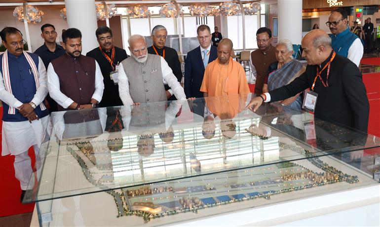 प्रधानमंत्री श्री नरेन्द्र मोदी 28 मार्च, 2026 को उत्तर प्रदेश के जेवर स्थित नोएडा अंतर्राष्ट्रीय हवाई अड्डे के टर्मिनल भवन का निरीक्षण करते हुए।