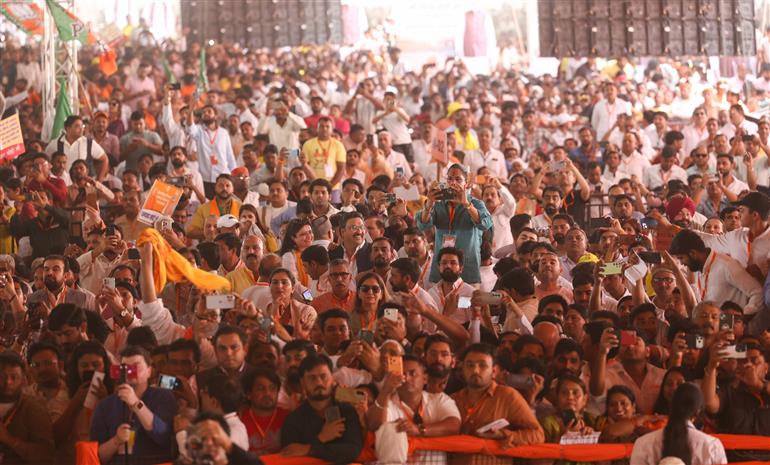 28 मार्च, 2026 को उत्तर प्रदेश में नोएडा अंतर्राष्ट्रीय हवाई अड्डे के उद्घाटन समारोह में उपस्थित लोग। इस अवसर पर प्रधानमंत्री श्री नरेन्द्र मोदी संबोधित करते हुए।