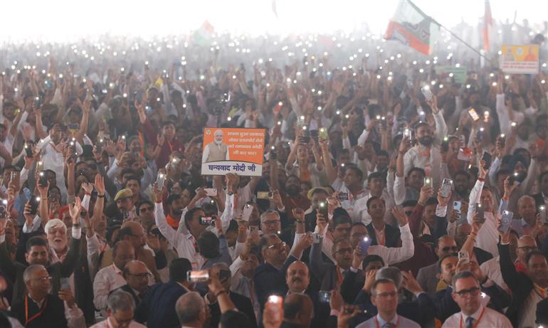 28 मार्च, 2026 को उत्तर प्रदेश में नोएडा अंतर्राष्ट्रीय हवाई अड्डे के उद्घाटन समारोह में उपस्थित लोग। इस अवसर पर प्रधानमंत्री श्री नरेन्द्र मोदी संबोधित करते हुए।