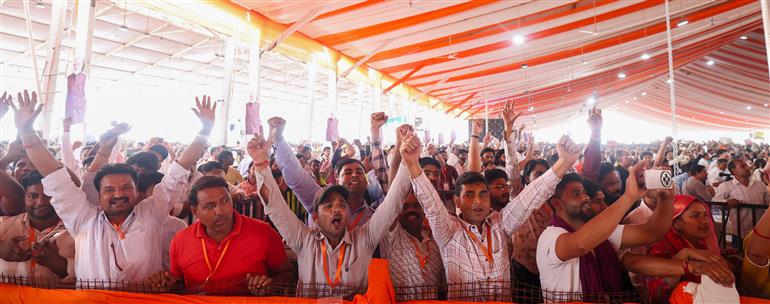 28 मार्च, 2026 को उत्तर प्रदेश में नोएडा अंतर्राष्ट्रीय हवाई अड्डे के उद्घाटन समारोह में उपस्थित लोग। इस अवसर पर प्रधानमंत्री श्री नरेन्द्र मोदी संबोधित करते हुए।