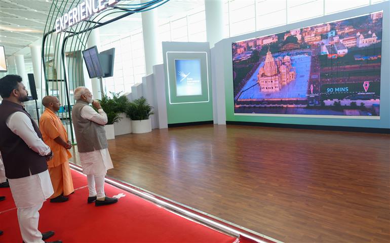 प्रधानमंत्री श्री नरेन्द्र मोदी 28 मार्च, 2026 को उत्तर प्रदेश के जेवर स्थित नोएडा अंतर्राष्ट्रीय हवाई अड्डे के टर्मिनल भवन का निरीक्षण करते हुए।
