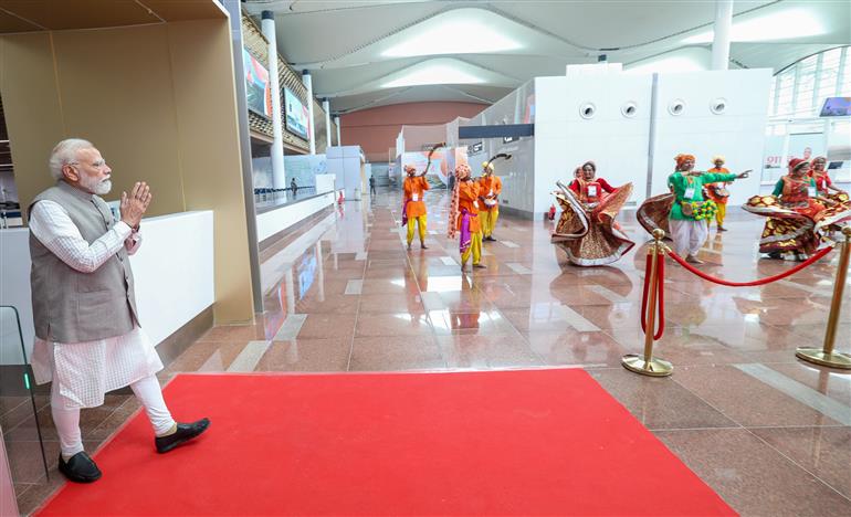 प्रधानमंत्री श्री नरेन्द्र मोदी 28 मार्च, 2026 को उत्तर प्रदेश के जेवर स्थित नोएडा अंतर्राष्ट्रीय हवाई अड्डे के टर्मिनल भवन का निरीक्षण करते हुए।