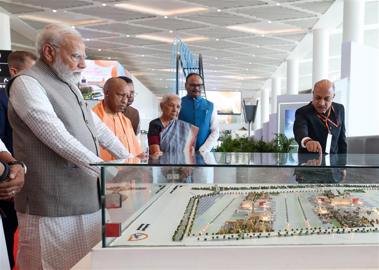 प्रधानमंत्री श्री नरेन्द्र मोदी 28 मार्च, 2026 को उत्तर प्रदेश के जेवर स्थित नोएडा अंतर्राष्ट्रीय हवाई अड्डे के टर्मिनल भवन का निरीक्षण करते हुए।