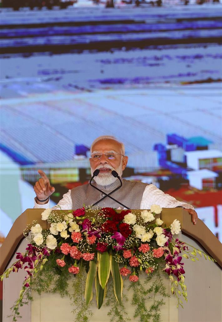 प्रधानमंत्री श्री नरेन्द्र मोदी 28 मार्च, 2026 को उत्तर प्रदेश में नोएडा अंतर्राष्ट्रीय हवाई अड्डे के उद्घाटन समारोह को संबोधित करते हुए।