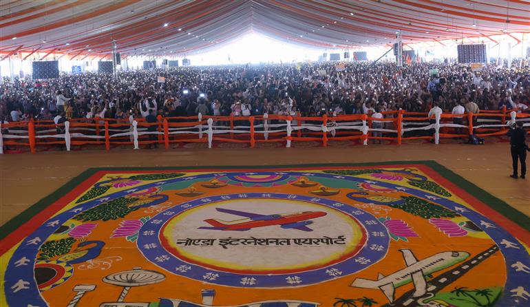 28 मार्च, 2026 को उत्तर प्रदेश में नोएडा अंतर्राष्ट्रीय हवाई अड्डे के उद्घाटन समारोह में उपस्थित लोग। इस अवसर पर प्रधानमंत्री श्री नरेन्द्र मोदी संबोधित करते हुए।