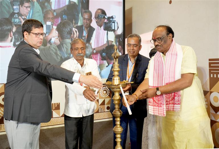 केंद्रीय जनजातीय कार्य राज्य मंत्री श्री दुर्गादास उइके 29 मार्च, 2026 को नई दिल्ली में वन-धन सम्मेलन में दीप प्रज्ज्वलित करते हुए। 