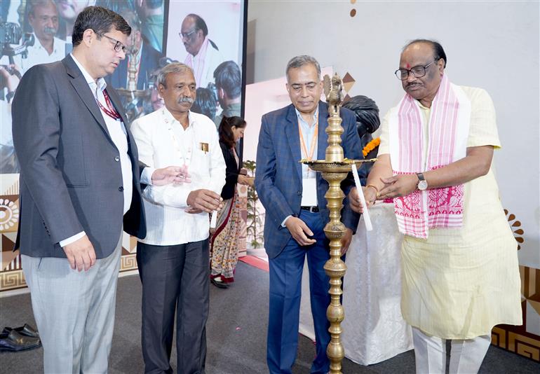 केंद्रीय जनजातीय कार्य राज्य मंत्री श्री दुर्गादास उइके 29 मार्च, 2026 को नई दिल्ली में वन-धन सम्मेलन में दीप प्रज्ज्वलित करते हुए।