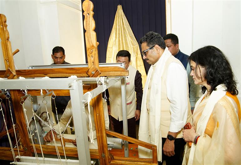पूर्वोत्तर क्षेत्र विकास मंत्रालय के सचिव श्री संजय जाजू ने 1 मई 2026 को नई दिल्ली स्थित त्रावणकोर हाउस में पूर्वोत्तर क्षेत्र विकास मंत्रालय के तहत उत्तर पूर्वी 
हस्तशिल्प एवं हथकरघा विकास निगम लिमिटेड
(एनईएचएचडीसी) द्वारा आयोजित ‘पद्मा डोरी’ के आधिकारिक शुभारंभ के दौरान भारतीय वस्त्रों एवं पारंपरिक हस्तशिल्प आदि पर आधारित प्रदर्शनी का अवलोकन किया।
