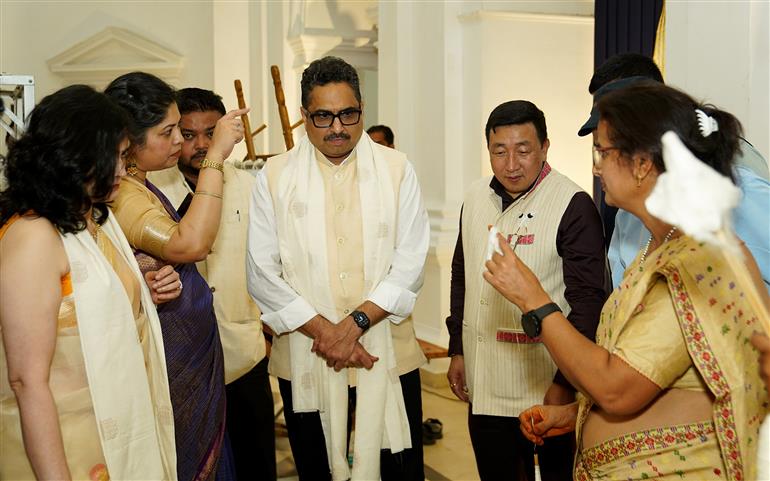 पूर्वोत्तर क्षेत्र विकास मंत्रालय के सचिव श्री संजय जाजू ने 1 मई 2026 को नई दिल्ली स्थित त्रावणकोर हाउस में पूर्वोत्तर क्षेत्र विकास मंत्रालय के तहत उत्तर पूर्वी 
हस्तशिल्प एवं हथकरघा विकास निगम लिमिटेड
(एनईएचएचडीसी) द्वारा आयोजित ‘पद्मा डोरी’ के आधिकारिक शुभारंभ के दौरान भारतीय वस्त्रों एवं पारंपरिक हस्तशिल्प आदि पर आधारित प्रदर्शनी का अवलोकन किया।