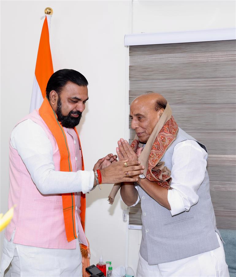 बिहार के मुख्यमंत्री श्री सम्राट चौधरी 3 मई, 2026 को नई दिल्ली में केंद्रीय रक्षा मंत्री श्री राजनाथ सिंह से मुलाकात करते हुए।