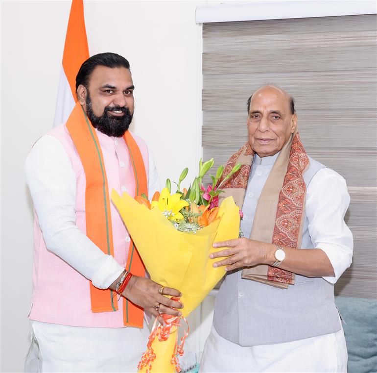 बिहार के मुख्यमंत्री श्री सम्राट चौधरी 3 मई, 2026 को नई दिल्ली में केंद्रीय रक्षा मंत्री श्री राजनाथ सिंह से मुलाकात करते हुए।