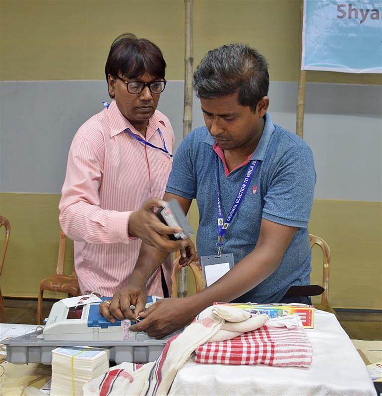 4 मई, 2026 को पश्चिम बंगाल के कोलकाता स्थित नेताजी इंडोर स्टेडियम में पश्चिम बंगाल विधानसभा चुनाव 2026 की मतगणना प्रक्रिया के दौरान चुनाव अधिकारियों ने इलेक्ट्रॉनिक वोटिंग मशीनों (ईवीएम) को सील किया।