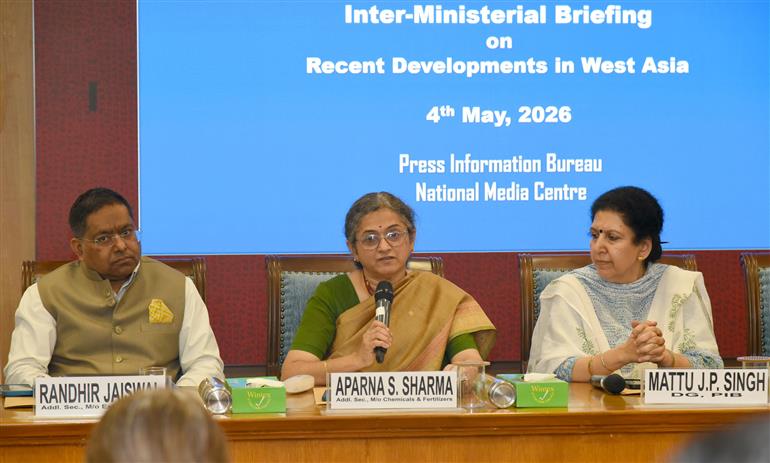 उर्वरक विभाग की अतिरिक्त सचिव सुश्री अपर्णा एस. शर्मा 04 मई, 2026 को नई दिल्ली स्थित राष्ट्रीय मीडिया केंद्र में पश्चिम एशिया के हालिया घटनाक्रमों पर आयोजित एक अंतर-मंत्रालयी ब्रीफिंग को संबोधित करते हुए।