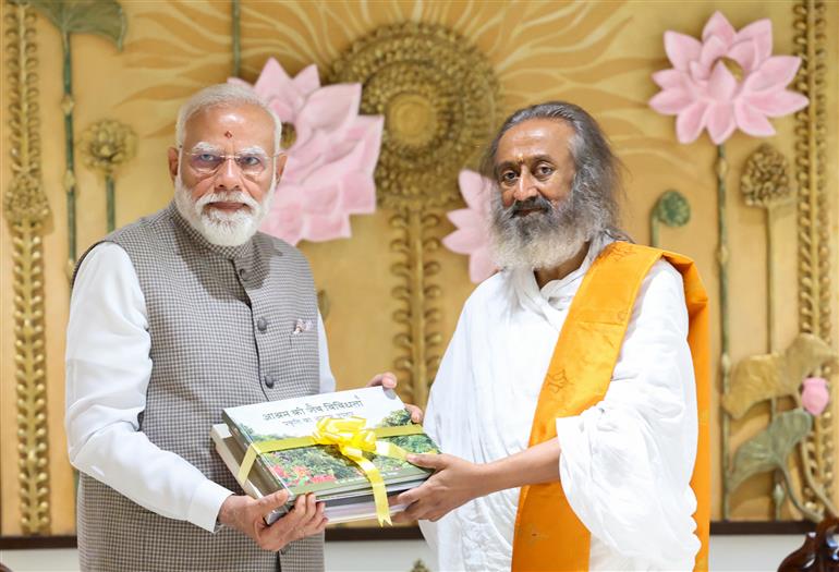 प्रधानमंत्री श्री नरेन्द्र मोदी ने 10 मई, 2026 को बेंगलुरु में आध्यात्मिक गुरु श्री श्री रवि शंकर से मुलाकात की।