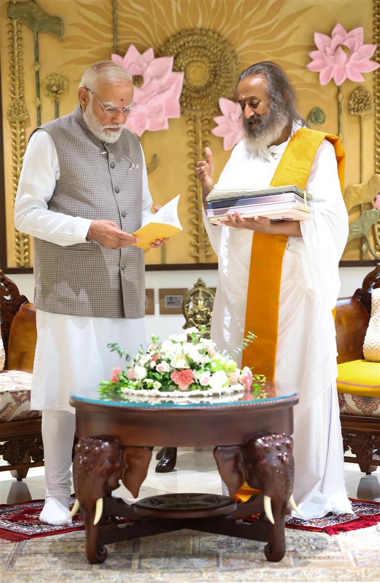 प्रधानमंत्री श्री नरेन्द्र मोदी ने 10 मई, 2026 को बेंगलुरु में आध्यात्मिक गुरु श्री श्री रवि शंकर से मुलाकात की।