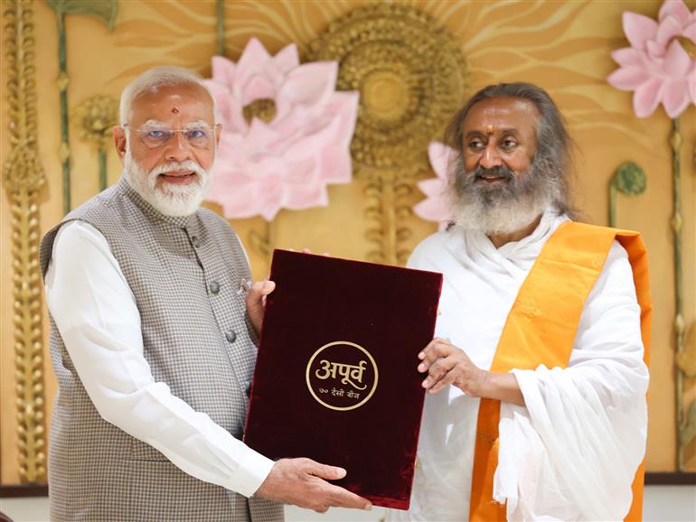प्रधानमंत्री श्री नरेन्द्र मोदी ने 10 मई, 2026 को बेंगलुरु में आध्यात्मिक गुरु श्री श्री रवि शंकर से मुलाकात की।