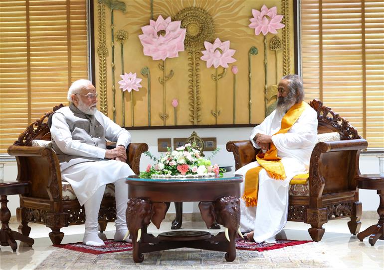 प्रधानमंत्री श्री नरेन्द्र मोदी ने 10 मई, 2026 को बेंगलुरु में आध्यात्मिक गुरु श्री श्री रवि शंकर से मुलाकात की।