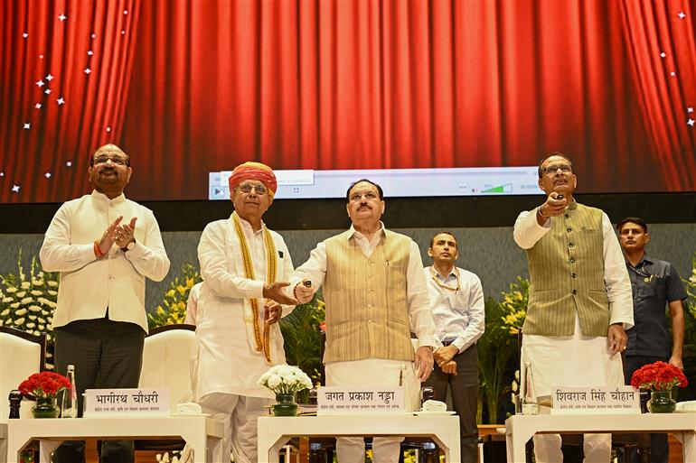11 मई, 2026 को नई दिल्ली में सेहत (कृषि परिवर्तन के माध्यम से स्वास्थ्य के लिए वैज्ञानिक उत्कृष्टता) मिशन के शुभारंभ अवसर पर केंद्रीय कृषि एवं किसान कल्याण तथा ग्रामीण विकास मंत्री श्री शिवराज सिंह चौहान, केंद्रीय स्वास्थ्य एवं परिवार कल्याण तथा रसायन एवं उर्वरक मंत्री श्री जगत प्रकाश नड्डा।