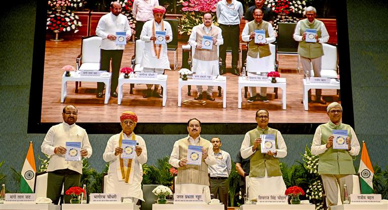 11 मई, 2026 को नई दिल्ली में सेहत (कृषि परिवर्तन के माध्यम से स्वास्थ्य के लिए वैज्ञानिक उत्कृष्टता) मिशन के शुभारंभ अवसर पर केंद्रीय कृषि एवं किसान कल्याण तथा ग्रामीण विकास मंत्री श्री शिवराज सिंह चौहान, केंद्रीय स्वास्थ्य एवं परिवार कल्याण तथा रसायन एवं उर्वरक मंत्री श्री जगत प्रकाश नड्डा।