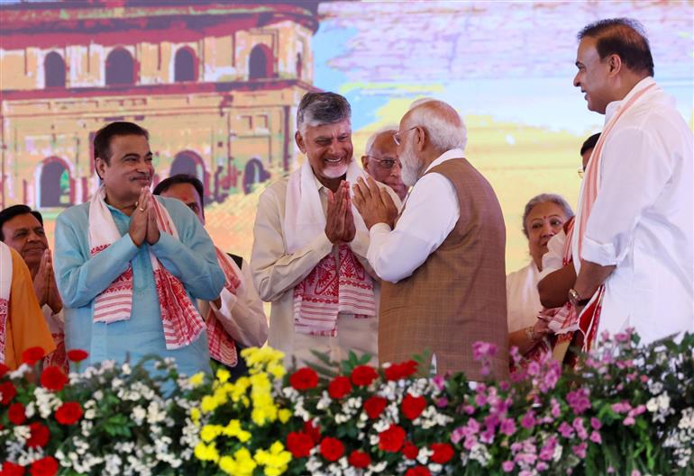 प्रधानमंत्री श्री नरेन्द्र मोदी 12 मई, 2026 को असम के गुवाहाटी में असम की नई एनडीए सरकार के शपथ ग्रहण समारोह में शामिल हुए।