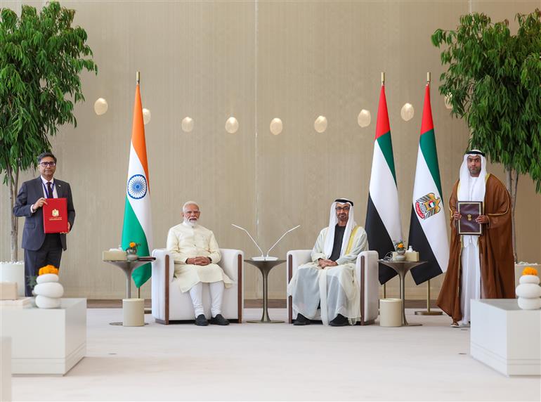प्रधानमंत्री श्री नरेन्द्र मोदी और संयुक्त अरब अमीरात के राष्ट्रपति शेख मोहम्मद बिन ज़ायेद अल नाहयान की उपस्थिति में 15 मई, 2026 को संयुक्त अरब अमीरात के अबू धाबी में भारत और यूएई के बीच समझौता ज्ञापनों (MoUs) का आदान-प्रदान किया गया।