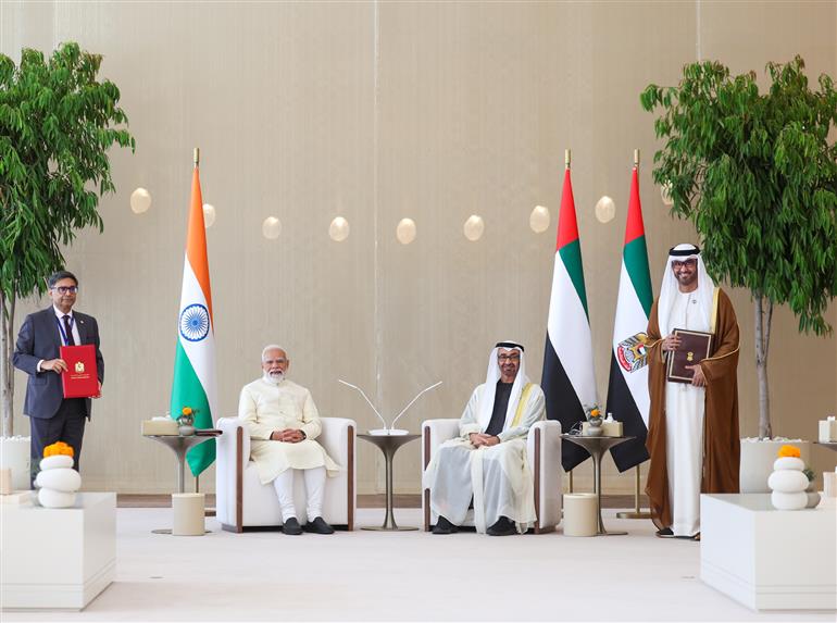 प्रधानमंत्री श्री नरेन्द्र मोदी और संयुक्त अरब अमीरात के राष्ट्रपति शेख मोहम्मद बिन ज़ायेद अल नाहयान की उपस्थिति में 15 मई, 2026 को संयुक्त अरब अमीरात के अबू धाबी में भारत और यूएई के बीच समझौता ज्ञापनों (MoUs) का आदान-प्रदान किया गया।