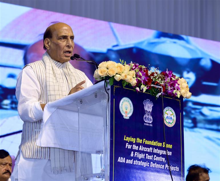 केंद्रीय रक्षा मंत्री श्री राजनाथ सिंह 15 मई, 2026 को आंध्र प्रदेश के पुट्टपर्थी में एएमसीए के 