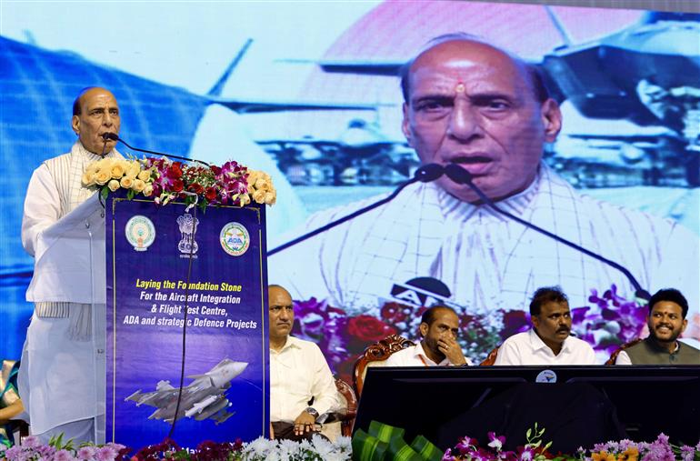 केंद्रीय रक्षा मंत्री श्री राजनाथ सिंह 15 मई, 2026 को आंध्र प्रदेश के पुट्टपर्थी में एएमसीए के 