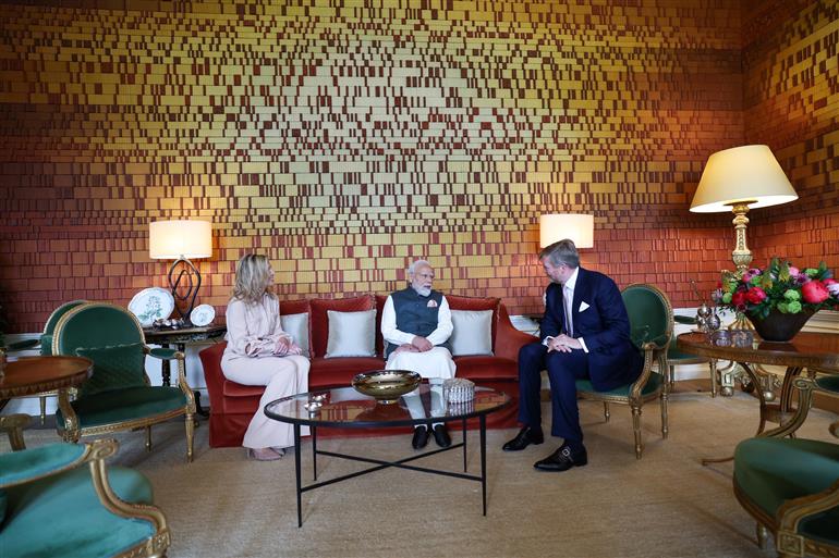 प्रधानमंत्री श्री नरेन्द्र मोदी 16 मई, 2026 को नीदरलैंड के राजा विलेम-अलेक्जेंडर और रानी मैक्सिमा से मुलाकात करते हुए।