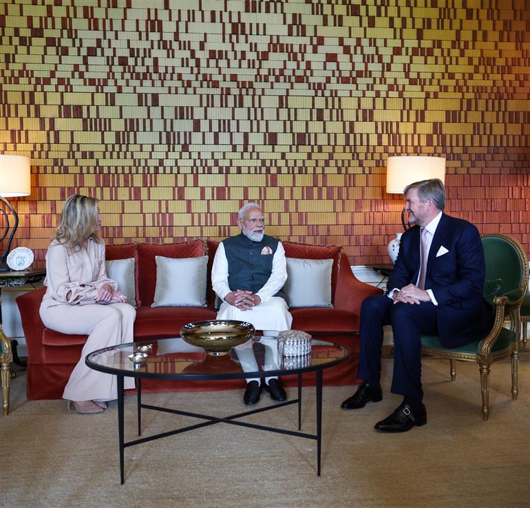 प्रधानमंत्री श्री नरेन्द्र मोदी 16 मई, 2026 को नीदरलैंड के राजा विलेम-अलेक्जेंडर और रानी मैक्सिमा से मुलाकात करते हुए।
