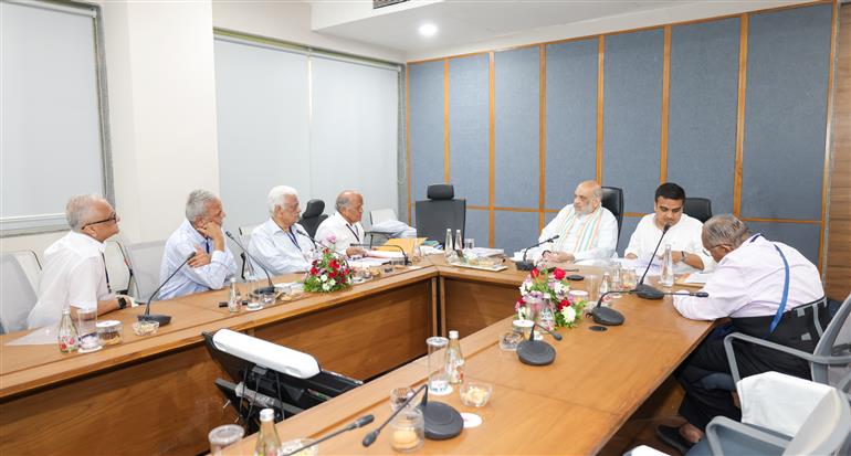 केंद्रीय गृह मंत्री एवं सहकारिता मंत्री श्री अमित शाह 16 मई, 2026 को गुजरात के अहमदाबाद में अखंड आनंद और सस्तु साहित्य मुद्रणालय ट्रस्ट के कार्यों की समीक्षा करते हुए।