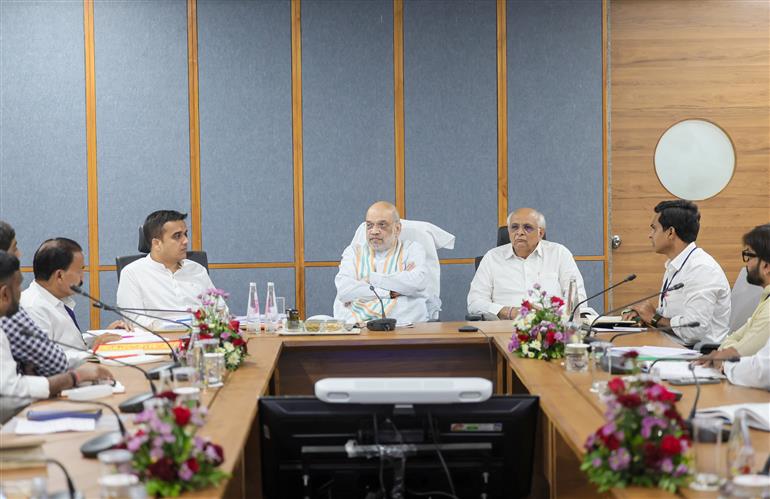 केंद्रीय गृह एवं सहकारिता मंत्री श्री अमित शाह 16 मई, 2026 को गुजरात के गांधीनगर में एक बैठक करते हुए।
