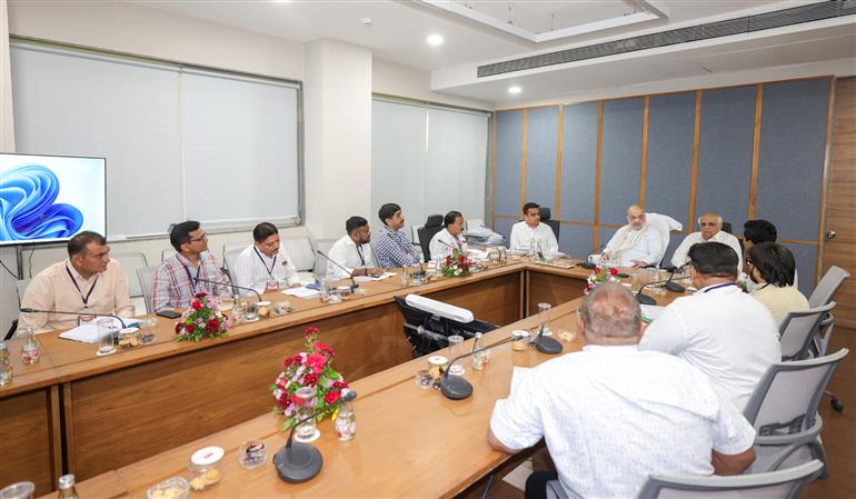 केंद्रीय गृह एवं सहकारिता मंत्री श्री अमित शाह 16 मई, 2026 को गुजरात के गांधीनगर में एक बैठक करते हुए।