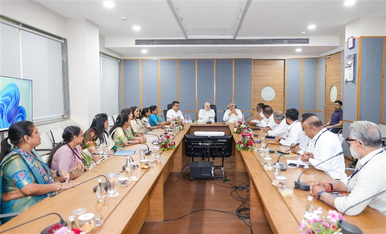 केंद्रीय गृह एवं सहकारिता मंत्री श्री अमित शाह 16 मई, 2026 को गुजरात में गांधीनगर लोकसभा क्षेत्र के अंतर्गत नवनिर्वाचित अहमदाबाद नगर निगम (एएमसी) की बैठक की अध्यक्षता करते हुए।