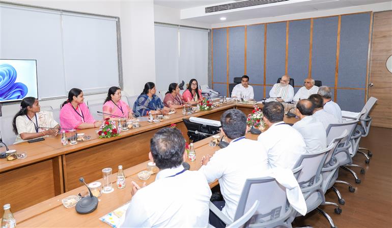 केंद्रीय गृह एवं सहकारिता मंत्री श्री अमित शाह 16 मई, 2026 को गुजरात में गांधीनगर लोकसभा क्षेत्र के अंतर्गत नवनिर्वाचित अहमदाबाद नगर निगम (एएमसी) की बैठक की अध्यक्षता करते हुए।