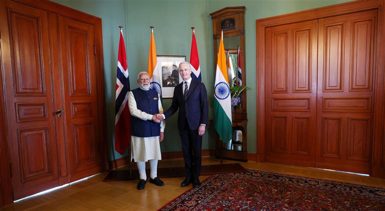 प्रधानमंत्री श्री नरेन्द्र मोदी 18 मई, 2026 को नॉर्वे के ओस्लो में नॉर्वे के प्रधानमंत्री श्री जोनास गहर स्टोर से मुलाकात करते हुए।