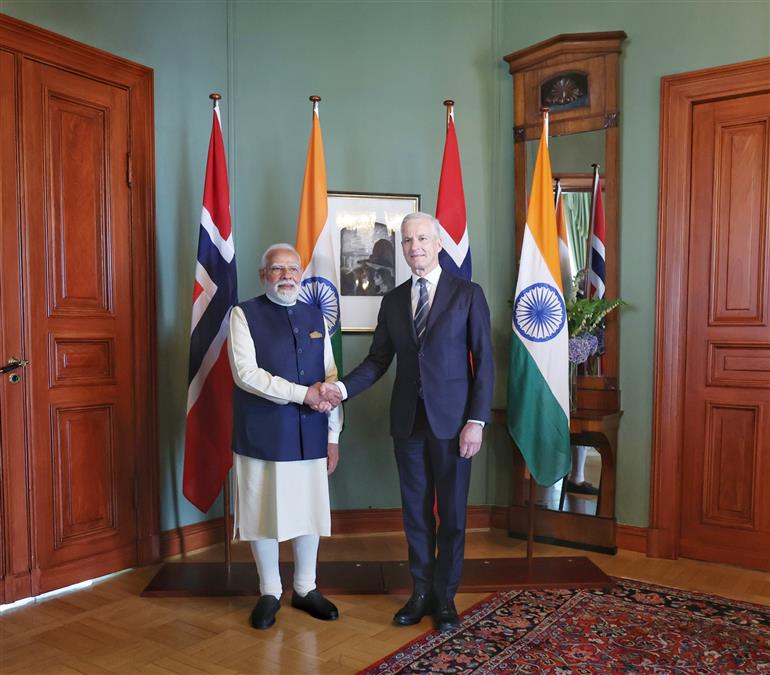 प्रधानमंत्री श्री नरेन्द्र मोदी 18 मई, 2026 को नॉर्वे के ओस्लो में नॉर्वे के प्रधानमंत्री श्री जोनास गहर स्टोर से मुलाकात करते हुए।