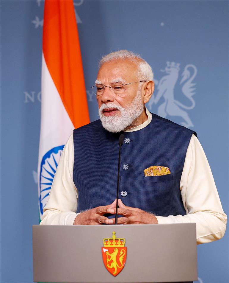 प्रधानमंत्री श्री नरेन्द्र मोदी 18 मई, 2026 को नॉर्वे के ओस्लो में प्रेस वार्ता को संबोधित करते हुए।