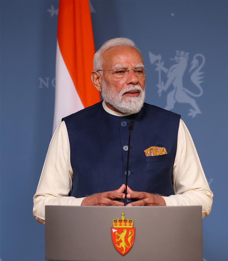 प्रधानमंत्री श्री नरेन्द्र मोदी 18 मई, 2026 को नॉर्वे के ओस्लो में प्रेस वार्ता को संबोधित करते हुए।
