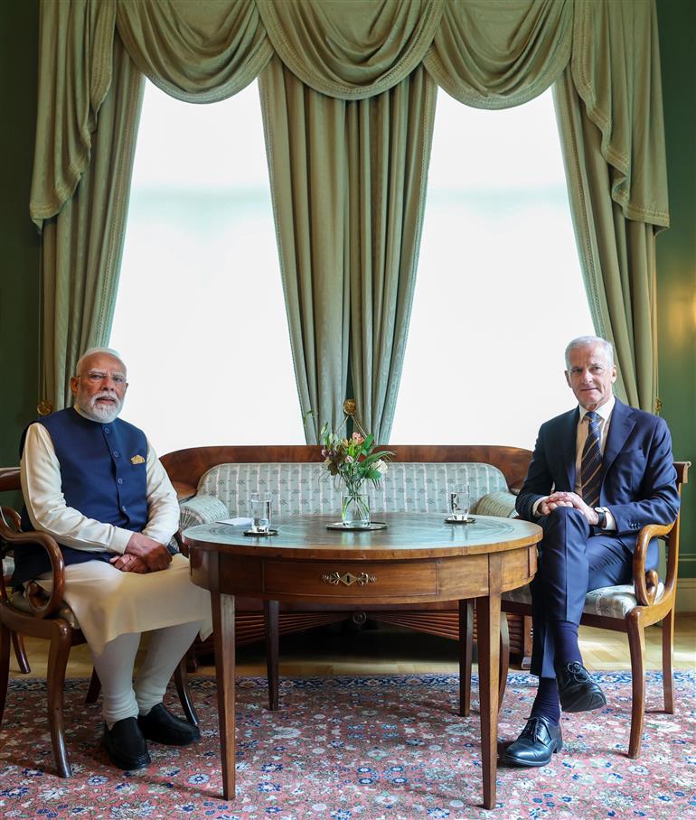 प्रधानमंत्री श्री नरेन्द्र मोदी 18 मई, 2026 को नॉर्वे के ओस्लो में नॉर्वे के प्रधानमंत्री श्री जोनास गहर स्टोर से मुलाकात करते हुए।