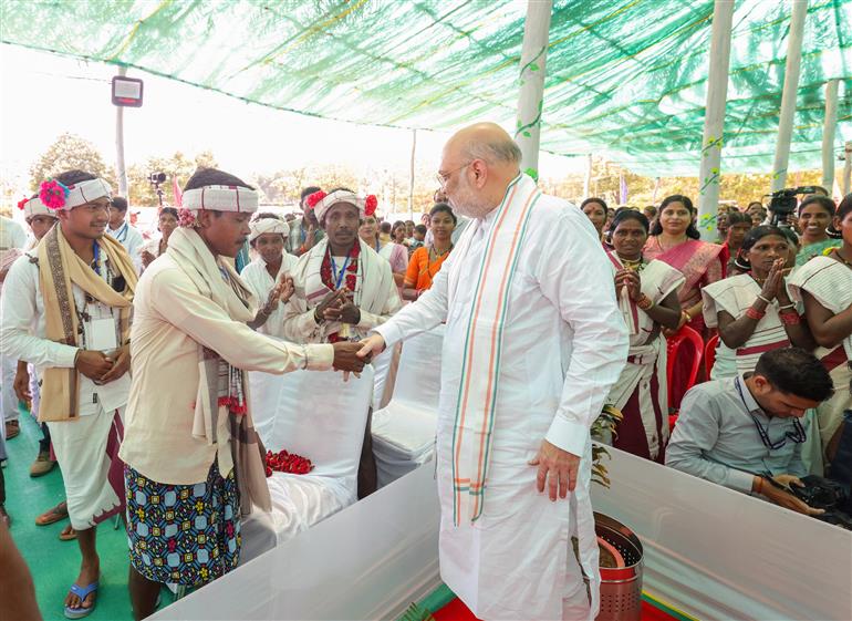 केन्द्रीय गृह एवं सहकारिता मंत्री श्री अमित शाह 18 मई, 2026 को छत्तीसगढ़ के बस्तर में जन सेवा केंद्र (सीएससी) के उद्घाटन समारोह में शामिल हुए।