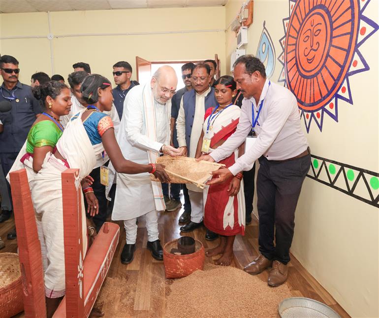 केन्द्रीय गृह एवं सहकारिता मंत्री श्री अमित शाह 18 मई, 2026 को छत्तीसगढ़ के बस्तर में जन सेवा केंद्र (सीएससी) के उद्घाटन समारोह में शामिल हुए।