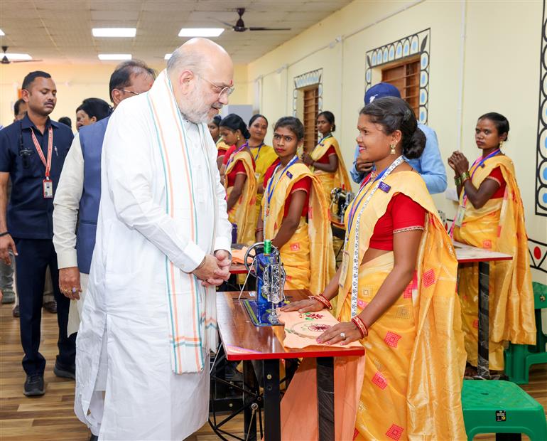 केन्द्रीय गृह एवं सहकारिता मंत्री श्री अमित शाह 18 मई, 2026 को छत्तीसगढ़ के बस्तर में जन सेवा केंद्र (सीएससी) के उद्घाटन समारोह में शामिल हुए।