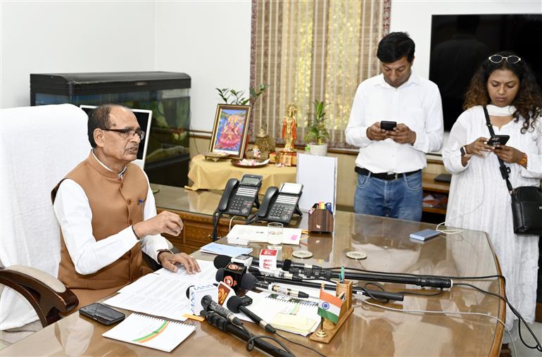 केंद्रीय कृषि एवं किसान कल्याण तथा ग्रामीण विकास मंत्री श्री शिवराज सिंह चौहान 18 मई, 2026 को नई दिल्ली स्थित कृषि भवन में मीडियाकर्मियों से बातचीत करते हुए।