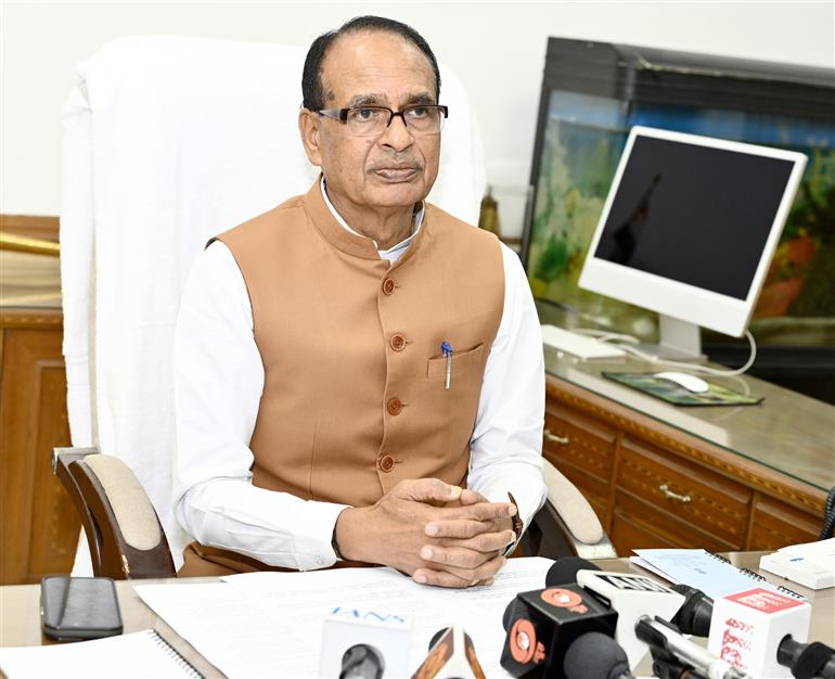 केंद्रीय कृषि एवं किसान कल्याण तथा ग्रामीण विकास मंत्री श्री शिवराज सिंह चौहान 18 मई, 2026 को नई दिल्ली स्थित कृषि भवन में मीडियाकर्मियों से बातचीत करते हुए।