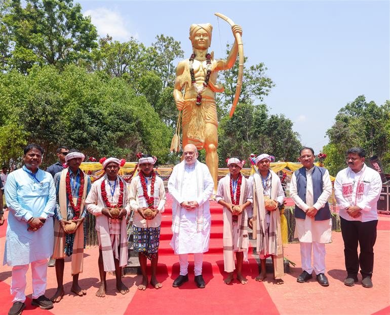 केंद्रीय गृह एवं सहकारिता मंत्री श्री अमित शाह 18 मई, 2026 को छत्तीसगढ़ के बस्तर के नेतानार में स्वतंत्रता संग्राम के नायक और आदिवासी अस्मिता के प्रतीक शहीद वीर गुण्डाधुर को श्रद्धांजलि अर्पित करते हुए।
