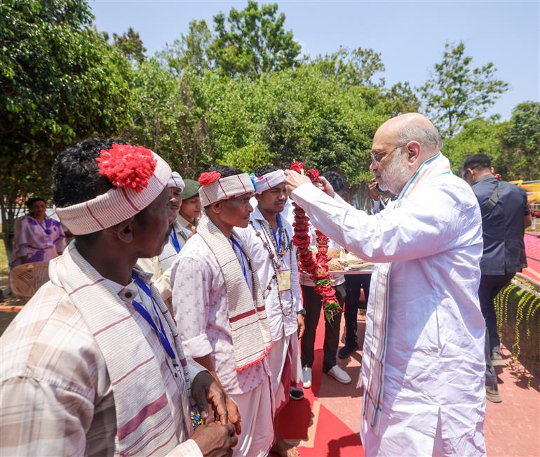 केंद्रीय गृह एवं सहकारिता मंत्री श्री अमित शाह 18 मई, 2026 को छत्तीसगढ़ के बस्तर के नेतानार में स्वतंत्रता संग्राम के नायक और आदिवासी अस्मिता के प्रतीक शहीद वीर गुण्डाधुर को श्रद्धांजलि अर्पित करते हुए।
