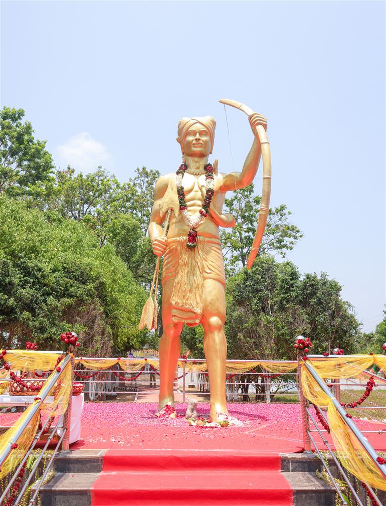 केंद्रीय गृह एवं सहकारिता मंत्री श्री अमित शाह 18 मई, 2026 को छत्तीसगढ़ के बस्तर के नेतानार में स्वतंत्रता संग्राम के नायक और आदिवासी अस्मिता के प्रतीक शहीद वीर गुण्डाधुर को श्रद्धांजलि अर्पित करते हुए।